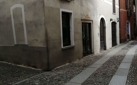 App. Il Sasso Di Olina: Ventana, Edificio, Superficie De La Carretera, Asfalto, Negro Y Negro, Piso, Puerta, Fachada, Tintes Y Sombras