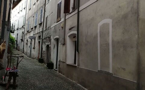App. Il Sasso Di Olina: Ventana, Edificio, Infraestructura, Superficie De La Carretera, Maceta, Cielo, Asfalto, Piso, Tintes Y Sombras, La Carretera