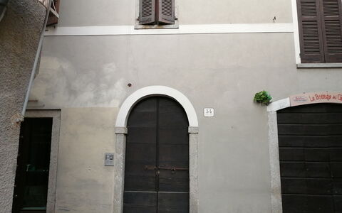 App. Il Sasso Di Olina: Edificio, Ventana, Puerta, Línea, Tintes Y Sombras, Fachada, Simetría, Ciudad, Fuente