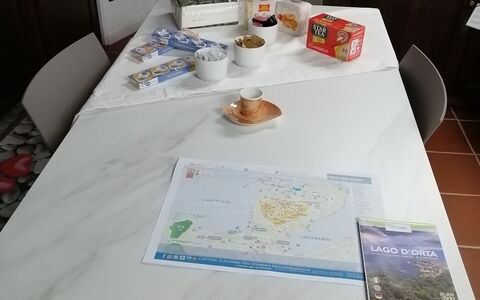 App. Il Sasso Di Olina: Mesa, Mueble, Vajilla, Comida, Vajilla, Manteles, Textil, Pintar, Diseño De Interiores, Plato