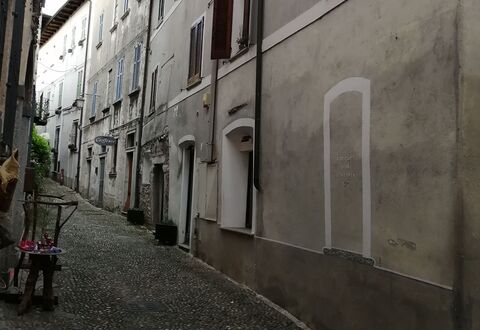 App. Il Sasso Di Olina: Ventana, Edificio, Infraestructura, Superficie De La Carretera, Maceta, Cielo, Asfalto, Piso, Tintes Y Sombras, La Carretera