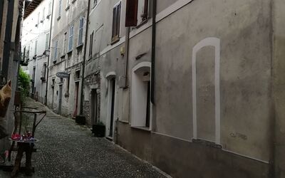 App. Il Sasso Di Olina: Ventana, Edificio, Infraestructura, Superficie De La Carretera, Maceta, Cielo, Asfalto, Piso, Tintes Y Sombras, La Carretera