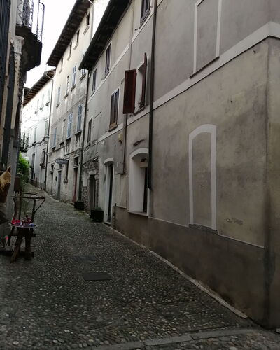 App. Il Sasso Di Olina: Ventana, Edificio, Infraestructura, Superficie De La Carretera, Maceta, Cielo, Asfalto, Piso, Tintes Y Sombras, La Carretera