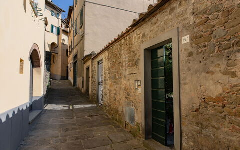 Appartamento Palei: Ventana, Edificio, Puerta, Superficie De La Carretera, Madera, Piso, Casa, La Carretera, Cielo