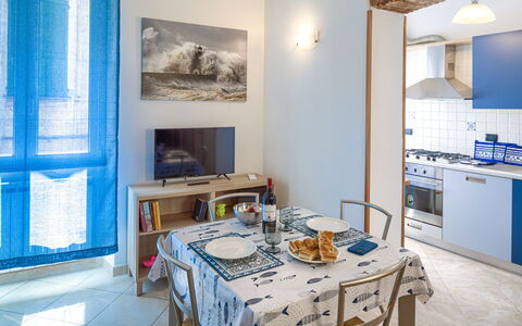 Apartments Mafalda - Levanto: Mesa, Mueble, Azul, Gabinetes, Azur, Madera, Diseño De Interiores, Silla, Piso, Sala
