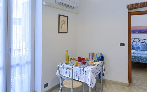Apartments Mafalda - Levanto: Mesa, Mueble, Propiedad, Edificio, Azur, Marco, Madera, Diseño De Interiores, Silla, Suelo