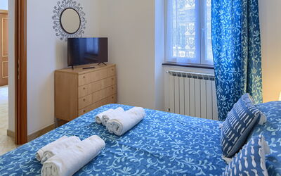 Apartments Mafalda - Levanto: Azul, Mueble, Comodidad, Azur, Ventana, Marco, Textil, Edificio, Gabinetes, Madera