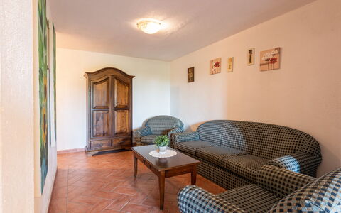 Villa Varna: Mesa, Propiedad, Mueble, Edificio, Comodidad, Madera, Encendiendo, Diseño De Interiores, Silla, Sala