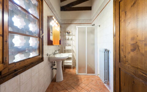 Villa Varna: Espejo, Grifo, Arreglo De Tubería, Lavabo, Edificio, Lavabo Del Baño, Madera, Baño, Ventana, Diseño De Interiores
