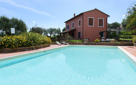 Villa Varna: Agua, Cielo, Planta, Propiedad, Nube, Piscina, Azur, Edificio, Árbol, Hierba