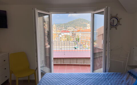 Vista Mare Borgo Peri: Edificio, Ventana, Azul, Azur, Sombra, Comodidad, Silla, Madera, Casa, Arquitectura