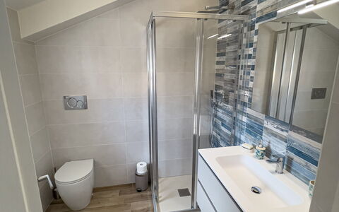 Vista Mare Borgo Peri: Arreglo De Tubería, Espejo, Grifo, Edificio, Lavabo, Baño, Casa, Diseño De Interiores, Madera
