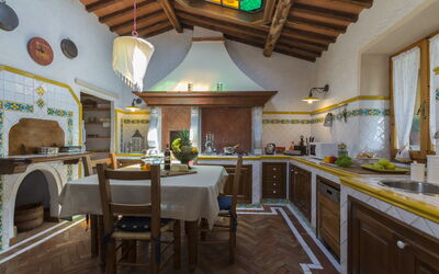 Oasi 2: Mueble, Mesa, Propiedad, Silla, Edificio, Gabinetes, Diseño De Interiores, Ventana, Planta De Casa, Cocina