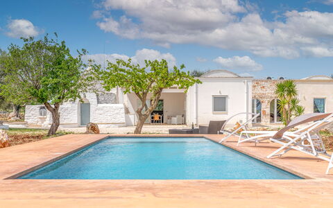 Bianco Trullo: Nube, Cielo, Propiedad, Planta, Agua, Piscina, Edificio, Azur, Sombra, Árbol