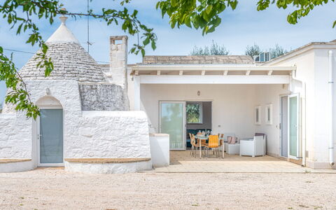 Bianco Trullo: Cielo, Propiedad, Planta, Edificio, El Terreno Del Lote, Sombra, Pared, Árbol, Bienes Raíces, Paisaje