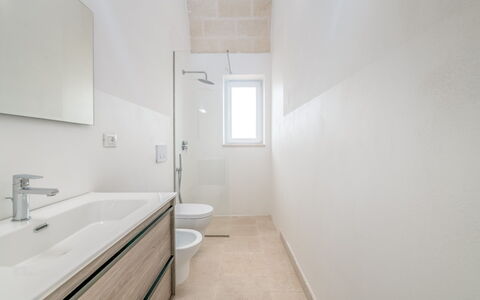 Bianco Trullo: Lavabo, Espejo, Arreglo De Tubería, Grifo, Edificio, Baño, Lavabo Del Baño, Madera, Bañera