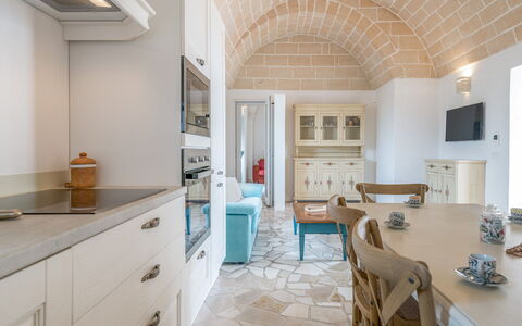 Bianco Trullo: Mueble, Gabinetes, Propiedad, Silla, Cocina, Madera, Mesa, Mostrador, Piso, Arquitectura