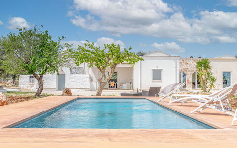 Bianco Trullo: Nube, Agua, Cielo, Propiedad, Piscina, Planta, Azur, Edificio, Sombra, Árbol