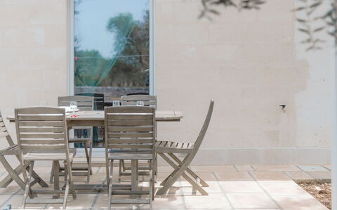 Bianco Trullo: Mueble, Edificio, Mesa, Madera, Planta, Mueble Para Exteriores, Silla, Suelo, Piso, Árbol