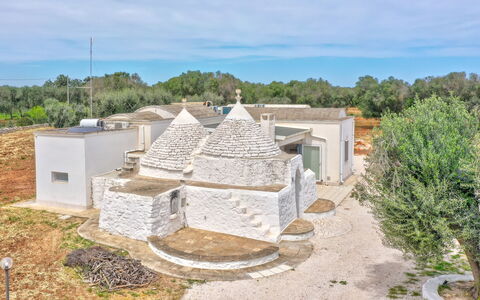 Bianco Trullo: Cielo, Planta, Nube, Edificio, Árbol, Casa, El Terreno Del Lote, Diseño Urbano, Paisaje, Fachada