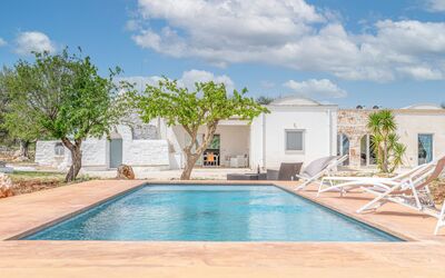 Bianco Trullo: Nube, Agua, Cielo, Propiedad, Piscina, Planta, Azur, Edificio, Sombra, Árbol