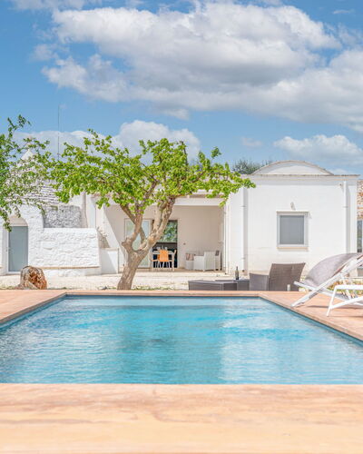Bianco Trullo: Nube, Agua, Cielo, Propiedad, Piscina, Planta, Azur, Edificio, Sombra, Árbol