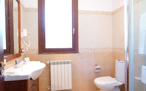 Villa Dei Castagni: Lavabo, Arreglo De Tubería, Grifo, Lavabo Del Baño, Propiedad, Espejo, Mueble De Baño, Baño, Edificio