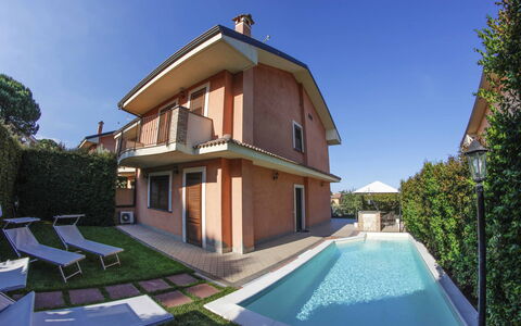 Villa Dei Castagni: Cielo, Edificio, Planta, Propiedad, Ventana, Agua, Árbol, Casa, Arquitectura, Diseño De Interiores