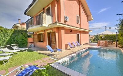 Villa Dei Castagni: Agua, Planta, Tiempo De Día, Propiedad, Edificio, Cielo, Nube, Azul, Arquitectura, Piscina