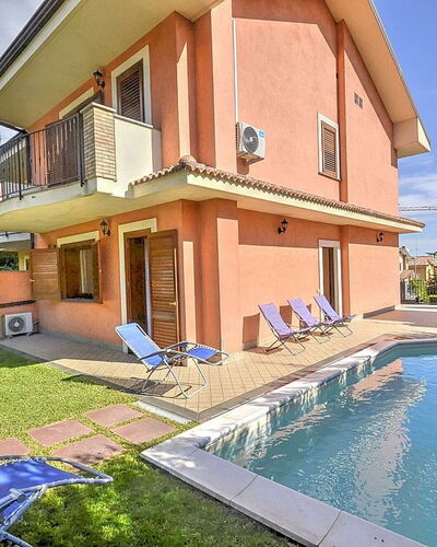 Villa Dei Castagni: Agua, Planta, Tiempo De Día, Propiedad, Edificio, Cielo, Nube, Azul, Arquitectura, Piscina