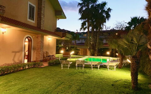 Villa Tricca: Planta, Cielo, Edificio, Propiedad, Ventana, Verde, Árbol, Casa, Hierba, Arecales