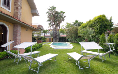 Villa Tricca: Planta, Mesa, Edificio, Cielo, Sombra, Árbol, Piscina, Mueble Para Exteriores, Mesa Al Aire Libre, Silla