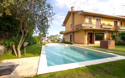 Villa Tricca: Agua, Planta, Edificio, Cielo, Nube, Propiedad, Ventana, Árbol, Piscina, Hierba
