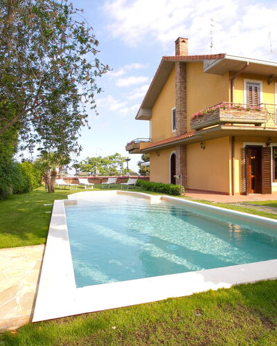 Villa Tricca: Agua, Planta, Edificio, Cielo, Nube, Propiedad, Ventana, Árbol, Piscina, Hierba