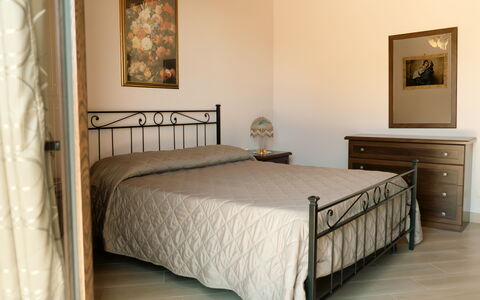 Villa Saponara: Cama, Mueble, Habitación, Lecho, Sábana, Diseño De Interiores, Piso, Suelo, Madera, Linos