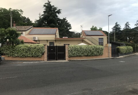 Villa Saponara: Barrio Residencial, Casa, Casa, Suburbio, Entrada De Coches, Portón, Inicio De Esgrima