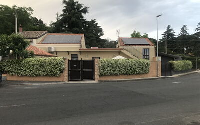 Villa Saponara: Barrio Residencial, Casa, Casa, Suburbio, Entrada De Coches, Portón, Inicio De Esgrima