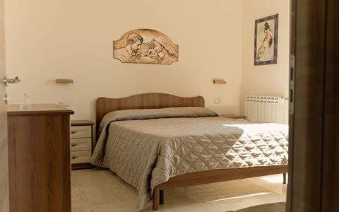 Etna Suites: Mueble, Cama, Habitación, Diseño De Interiores, Madera, Sábana, Lecho, Suelo, Piso, Habitación