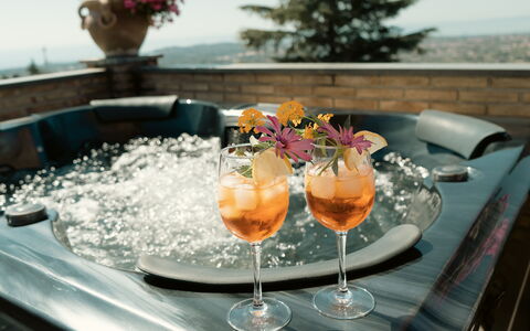 Etna Suites: Botella, Drinkware, Botella De Vidrio, Piscina, Barware, Comida, Silla