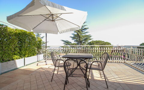 Etna Suites: Cielo, Mesa, Mueble, Edificio, Planta, Paraguas, Sombra, Silla, Mueble Para Exteriores, Mesa Al Aire Libre