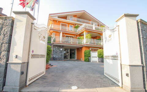Etna Suites: Cielo, Propiedad, Edificio, Ventana, Diseño Urbano, Barrio Residencial, Fachada, Bienes Raíces, Puerta