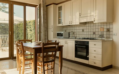 Suite Bilocale 1: Mueble, Diseño De Interiores, Piso, Madera, Cocina, Suelo, Gabinetes, Mostrador, Cocina Y Comedor Mesa, Silla