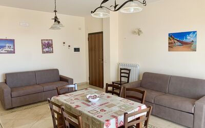 Suite Bilocale 3: Mesa, Mueble, Propiedad, Sofá, Marco, Madera, Diseño De Interiores, Sala, Suelo, Piso