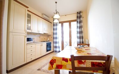 Suite Monolocale 1: Gabinetes, Mueble, Ventana, Edificio, Mostrador, Madera, Mesa, Diseño De Interiores, Cajón, Cocina