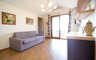 Suite Mansarda: Mueble, Propiedad, Sofá, Marco, Gabinetes, Madera, Encendiendo, Diseño De Interiores, Comodidad, Sala