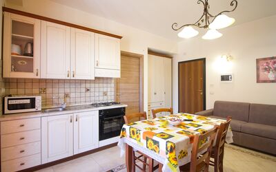 Suite Trilocale 1: Gabinetes, Propiedad, Mostrador, Mueble, Blanco, Mesa, Madera, Encendiendo, Diseño De Interiores, Piso