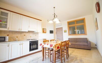 Suite Trilocale 2: Gabinetes, Mesa, Mostrador, Mueble, Propiedad, Madera, Cocina, Naranja, Encendiendo, Silla