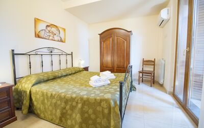 Camera Superior: Edificio, Mueble, Propiedad, Comodidad, Mesa, Azur, Madera, Cajón, Marco De La Cama