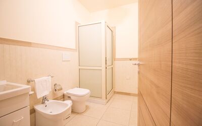 Camera Standard: Arreglo De Tubería, Propiedad, Baño, Edificio, Asiento Del Baño, Baño, Lavabo Del Baño, Púrpura, Madera, Casa