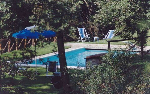 Le Piane: Agua, Planta, Piscina, Mueble Para Exteriores, Árbol, Sombra, Silla, Ocio, Hierba, Bienes Raíces